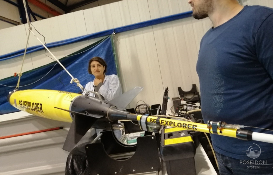 To glider μεταφέρεται στη δεξαμενή νερού